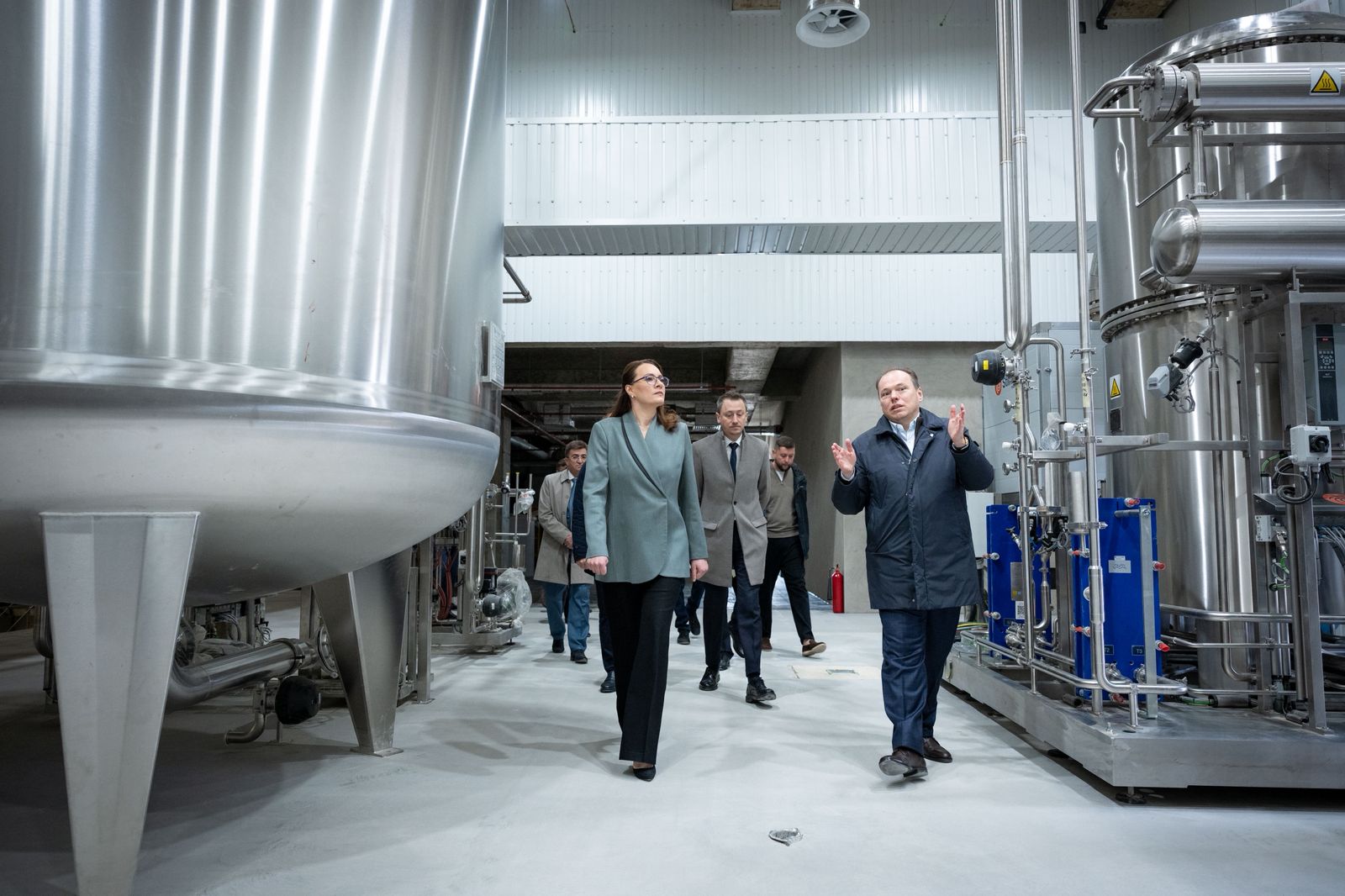 На Закарпатті Юлія Свириденко оглянула нові виробничі потужності одного з найбільших у Європі заводів компанії Biopharma. Фото з Урядового порталу